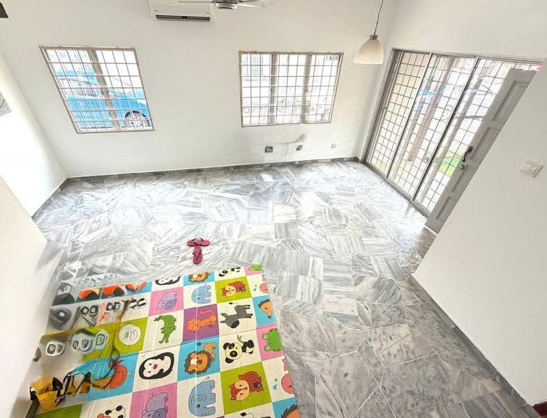Rumah Teres 2-Tingkat untuk Dijual di Saujana Utama (Selangor) - Riza Ahmad - Living Room - PropertyGuru.com.my