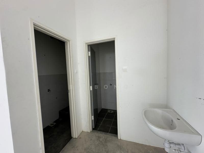 Warehouse for Rent in Kawasan Perindustrian Ayer Keroh (Ayer Keroh) - BL Bong - Bathroom - PropertyGuru.com.my