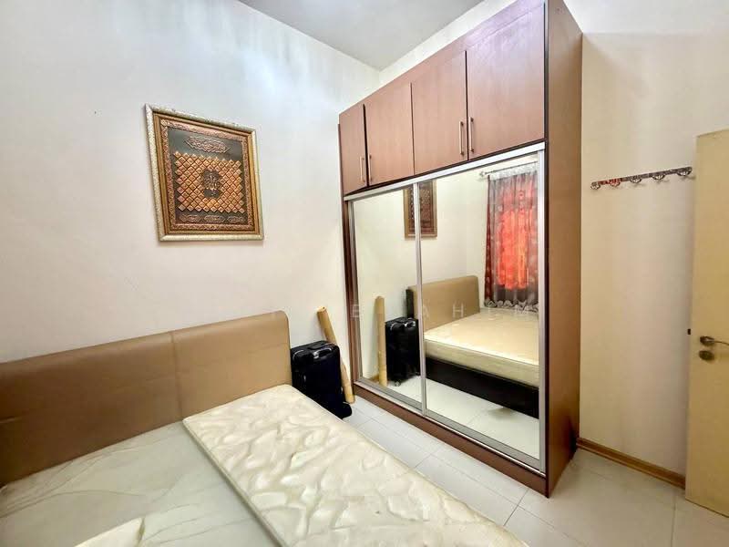 Rumah Berkembar untuk Dijual di Seksyen 6 (Bangi) - Azli Ibrahim - Bedroom - PropertyGuru.com.my