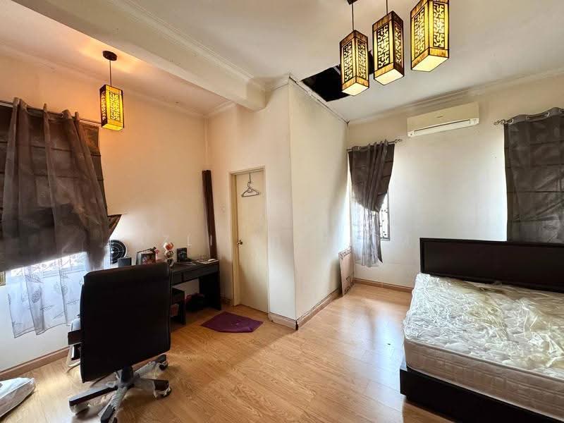 Rumah Berkembar untuk Dijual di Seksyen 6 (Bangi) - Azli Ibrahim - Bedroom - PropertyGuru.com.my
