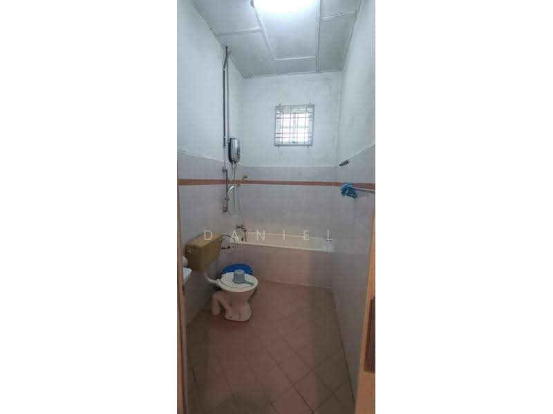 Rumah Teres 2-Tingkat untuk Dijual di Taman Pulai Utama (Skudai) - Daniel Yong - Bathroom - PropertyGuru.com.my