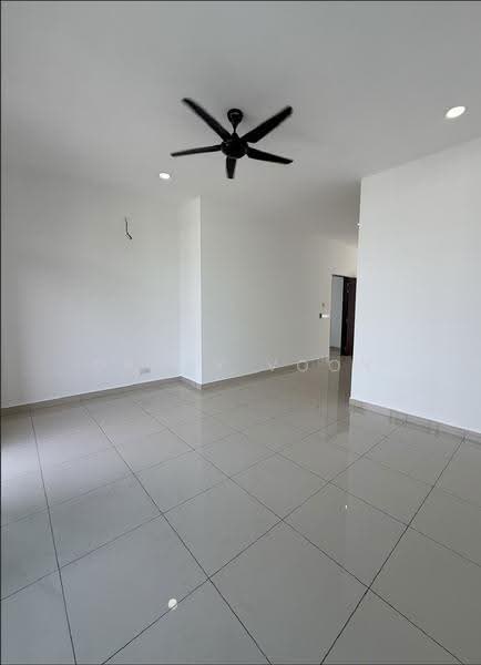 Rumah Teres 3-Tingkat untuk Dijual di Taman Bukit Serdang (Seri Kembangan) - Danny Voon - Living Room - PropertyGuru.com.my