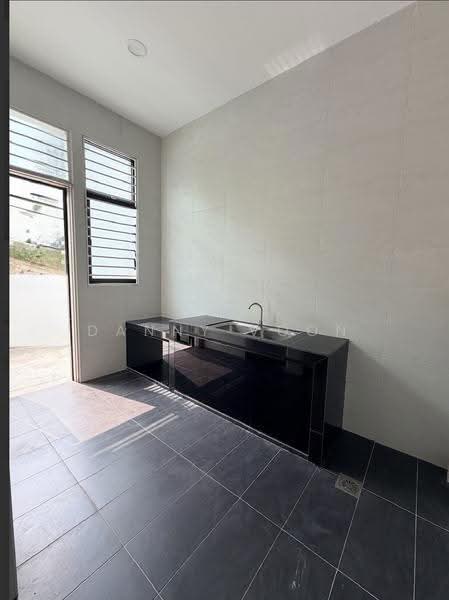Rumah Teres 3-Tingkat untuk Dijual di Taman Bukit Serdang (Seri Kembangan) - Danny Voon - Kitchen - PropertyGuru.com.my