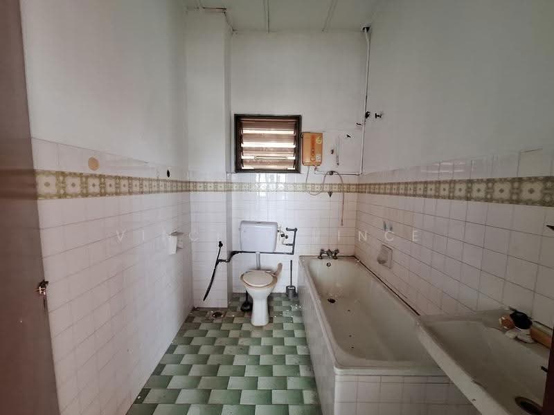 Rumah Teres 2-Tingkat untuk Dijual di Taman Overseas Union (Taman Oug) (Jalan Klang Lama (Old Klang Road)) - Vincent Vince - Bathroom - PropertyGuru.com.my