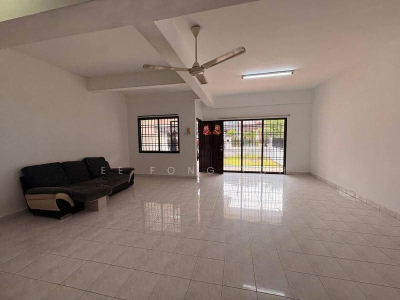 Rumah Teres 2-Tingkat untuk Dijual di Taman Mount Austin (Tebrau) - Ee Fong Toh - Living Room - PropertyGuru.com.my