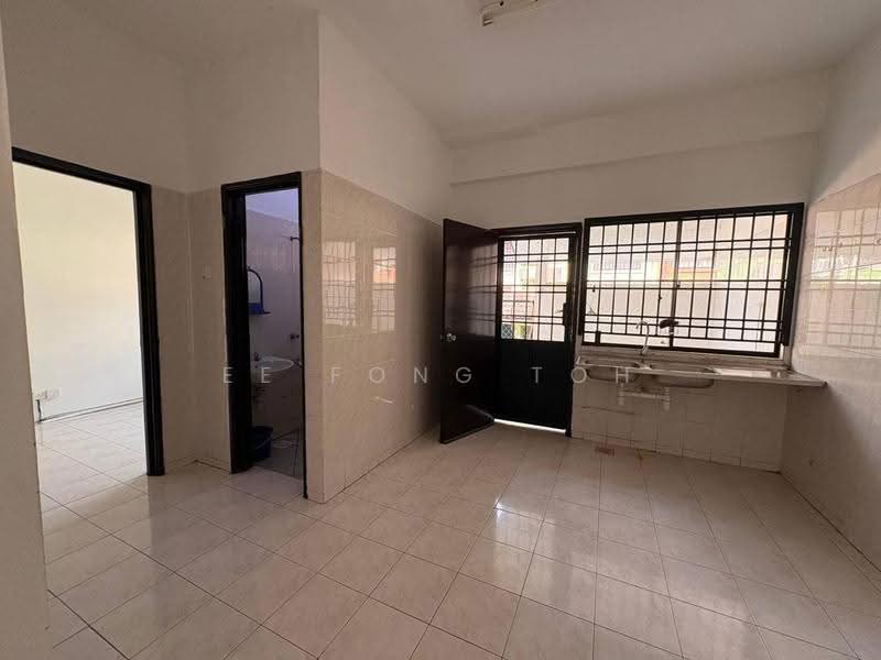 Rumah Teres 2-Tingkat untuk Dijual di Taman Mount Austin (Tebrau) - Ee Fong Toh - Kitchen - PropertyGuru.com.my
