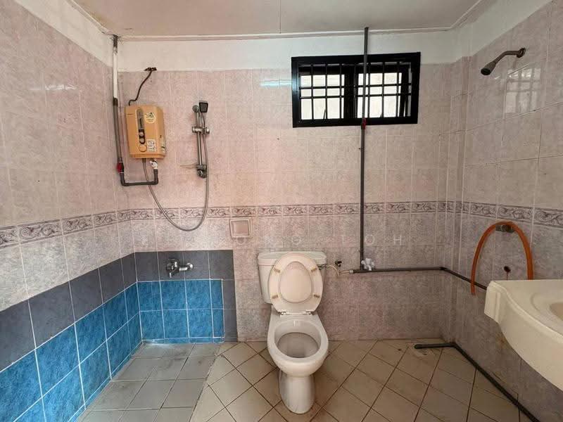 Rumah Teres 2-Tingkat untuk Dijual di Taman Mount Austin (Tebrau) - Ee Fong Toh - Bathroom - PropertyGuru.com.my