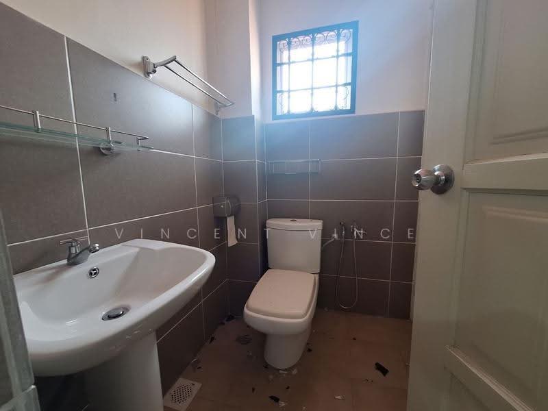 Rumah Teres 2-Tingkat untuk Dijual di Taman Taming Jaya (Balakong) - Vincent Vince - Bathroom - PropertyGuru.com.my