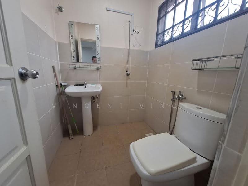 Rumah Teres 2-Tingkat untuk Dijual di Taman Taming Jaya (Balakong) - Vincent Vince - Bathroom - PropertyGuru.com.my