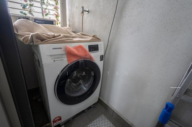 Kediaman Servis untuk Dijual di Zentro Residences Serviced Apartment - Vitas Tan - Balcony - PropertyGuru.com.my
