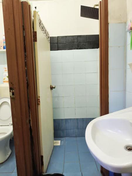 Pangsapuri untuk Dijual di Enggang Apartment - Stheven Francis - Bathroom - PropertyGuru.com.my