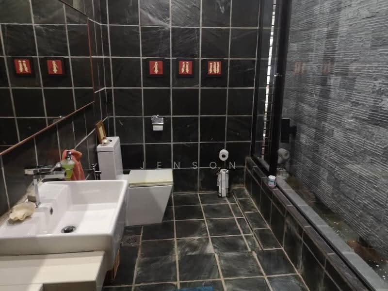 Bungalow House untuk Dijual di Taman Ampang Utama (Ampang) - Jenson Low - Bathroom - PropertyGuru.com.my