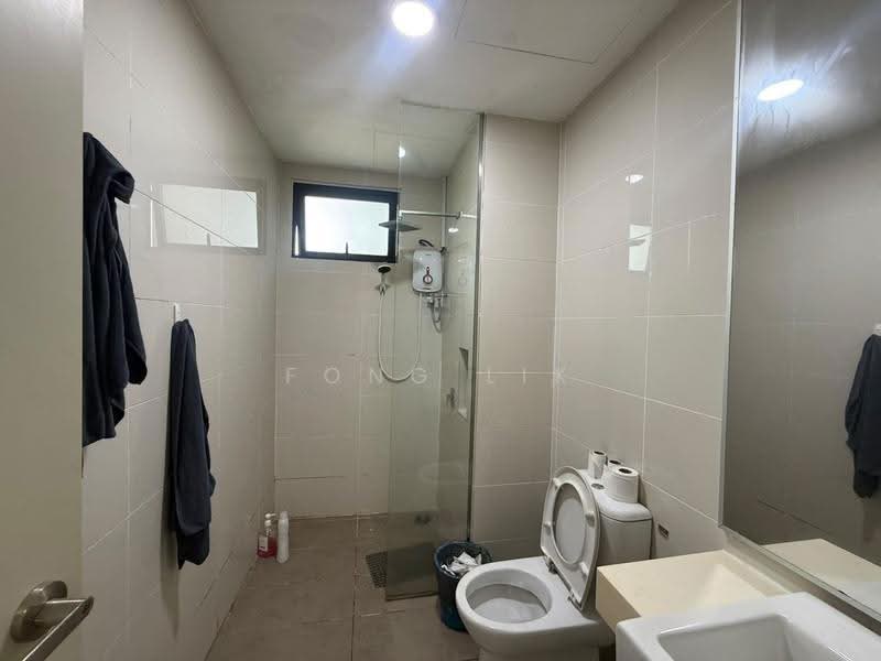 Kediaman Servis untuk Dijual di Southkey Mosaic - Fong Lik - Bathroom - PropertyGuru.com.my