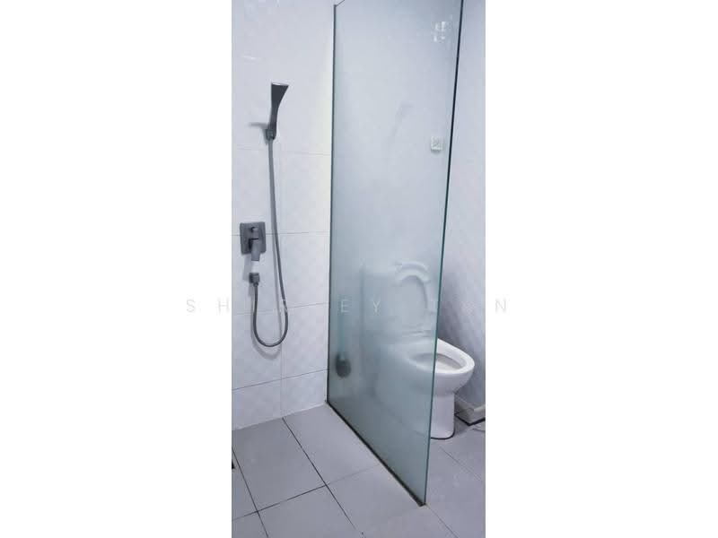 Kondominium untuk Dijual di Zefer Hill Residence - Shirley Tan - 4th Bedroom attached Bathroom - PropertyGuru.com.my