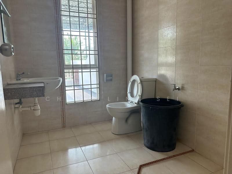 Semi-Detached House for Sale in Taman Seri Songket (Batu Berendam) - Ching Linn Sei - Bathroom - PropertyGuru.com.my