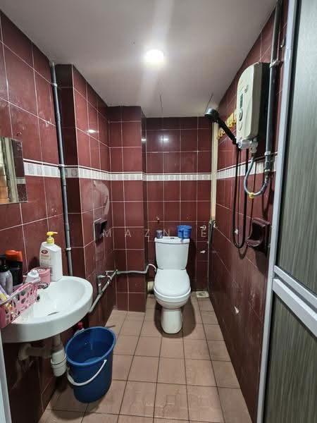 Kondominium untuk Dijual di Petaling Indah Condominiums - Maznee Realtor - Bathroom - PropertyGuru.com.my