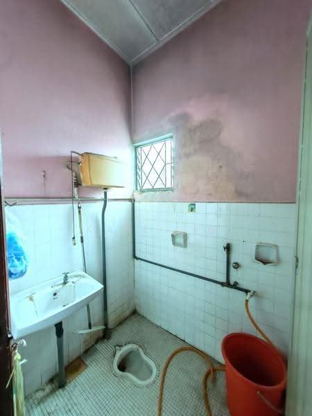 1-storey Terraced House for Sale in Taman Daya (Johor Bahru) - Karl Lim - Bathroom - PropertyGuru.com.my