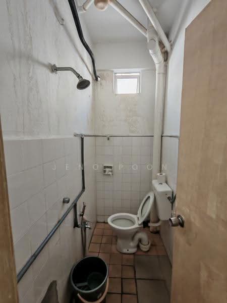 Shop / Office untuk Disewa di Kuchai Lama (Kuala Lumpur) - Jeno Poon - Bathroom - PropertyGuru.com.my