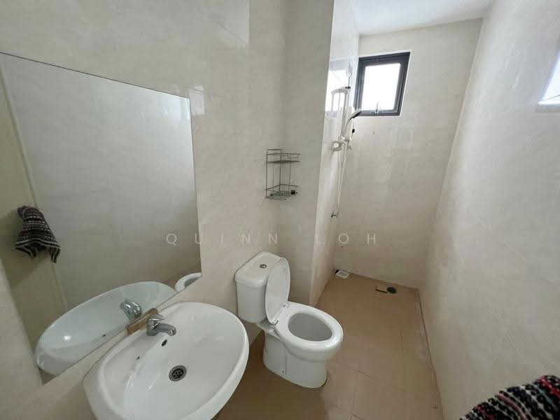 Kediaman Servis untuk Dijual di Mahkota Impian - Quinn Loh - Bathroom - PropertyGuru.com.my