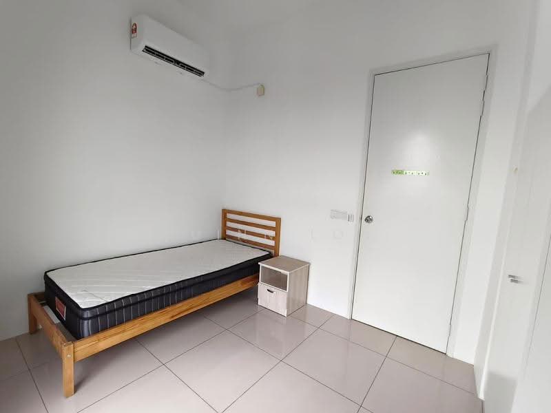 Kediaman Servis untuk Dijual di Mahkota Impian - Quinn Loh - Bedroom - PropertyGuru.com.my