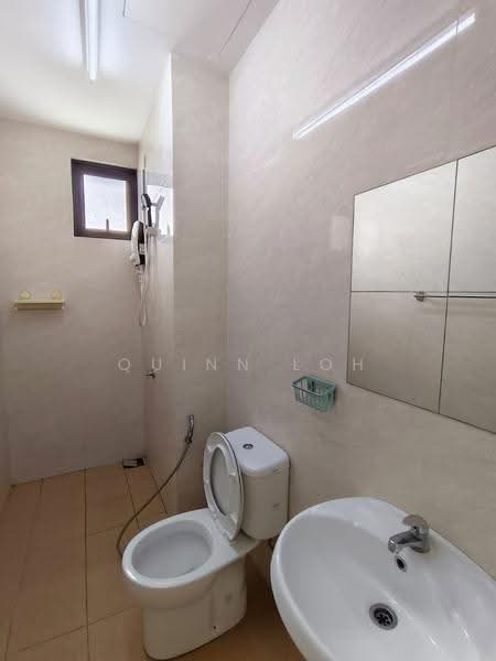 Kediaman Servis untuk Dijual di Mahkota Impian - Quinn Loh - Bathroom - PropertyGuru.com.my