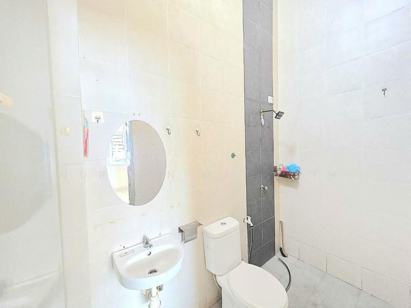 Semi-Detached House for Sale in Telok Panglima Garang (Selangor) - Nur Ain Mat Zain - Bathroom - PropertyGuru.com.my
