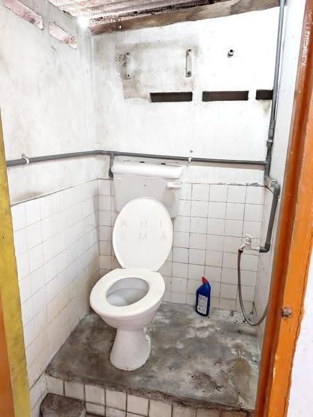 1-storey Terraced House for Sale in Taman Pandamaran Jaya (Pelabuhan Klang) - Shahidan Ismail - Bathroom - PropertyGuru.com.my