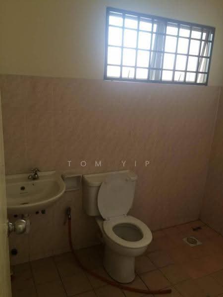 Rumah Teres 2-Tingkat untuk Dijual di Desa Coalfields (Sungai Buloh) - Tom Yip - Bathroom - PropertyGuru.com.my