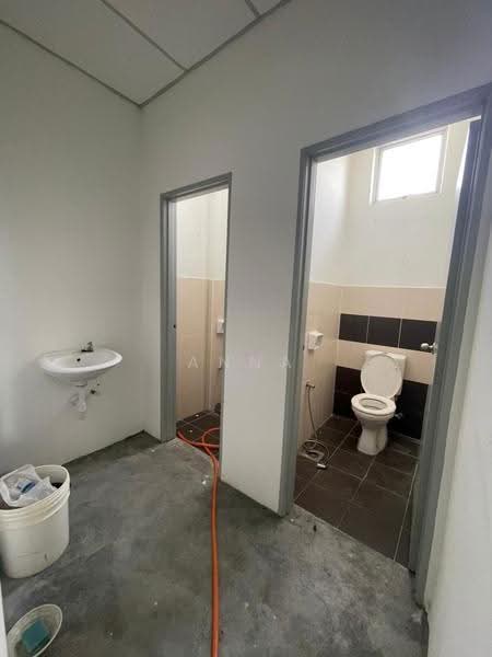 Shop / Office for Sale in Taman Bukit Perdana (Batu Pahat) - Anna Woon - Bathroom - PropertyGuru.com.my