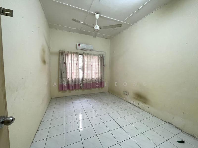 Rumah Teres untuk Dijual di Taman Wangsa Permai (Kepong) - Yanis Cheong - Bedroom - PropertyGuru.com.my