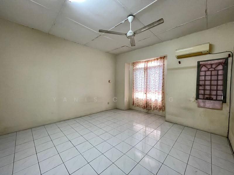 Rumah Teres untuk Dijual di Taman Wangsa Permai (Kepong) - Yanis Cheong - Living Room - PropertyGuru.com.my