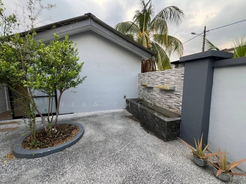 1.5-storey Terraced House for Sale in Taman Molek (Johor Bahru) - Vera Cheong - Exterior - PropertyGuru.com.my