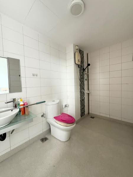 Kediaman Servis untuk Dijual di Greenfield Regency - YY Tey - Bathroom - PropertyGuru.com.my