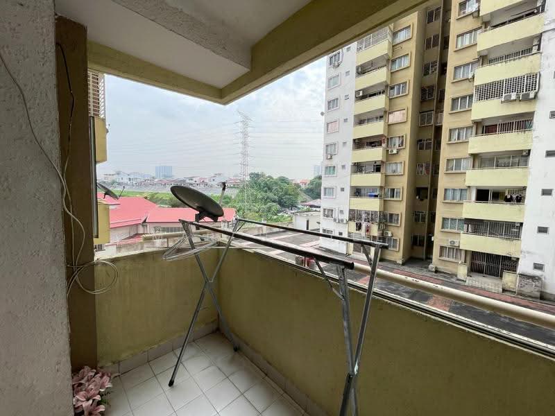 Kondominium untuk Dijual di Magna Ville - Marcus Lee - Balcony - PropertyGuru.com.my