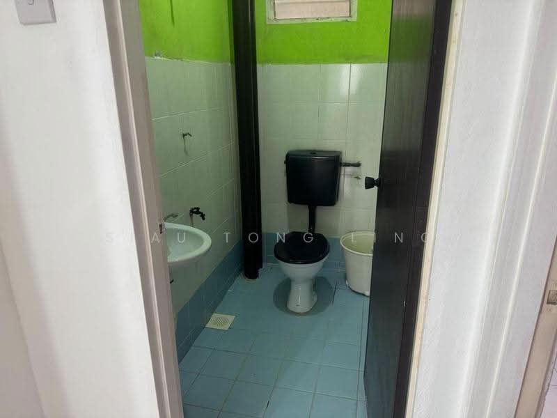 Rumah Flat untuk Dijual di Taman Seri Setanggi - Siau Tong Ling - Bathroom - PropertyGuru.com.my