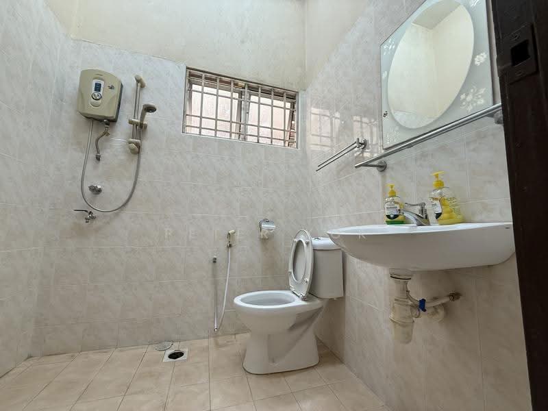 1-storey Terraced House for Sale in Taman Tun Dr Ismail (Kuala Lumpur) - Peter Kok - Attached Bathroom - PropertyGuru.com.my