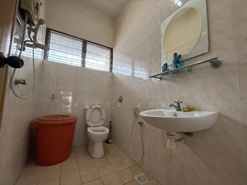 1-storey Terraced House for Sale in Taman Tun Dr Ismail (Kuala Lumpur) - Peter Kok - Common Bathroom - PropertyGuru.com.my