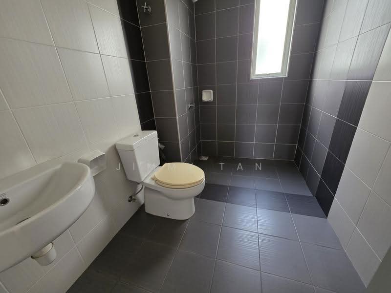 Semi-Detached House for Sale in Bandar Seri Coalfields (Sungai Buloh) - Jimmy Tan - Bathroom - PropertyGuru.com.my