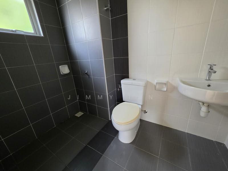 Semi-Detached House for Sale in Bandar Seri Coalfields (Sungai Buloh) - Jimmy Tan - Bathroom - PropertyGuru.com.my