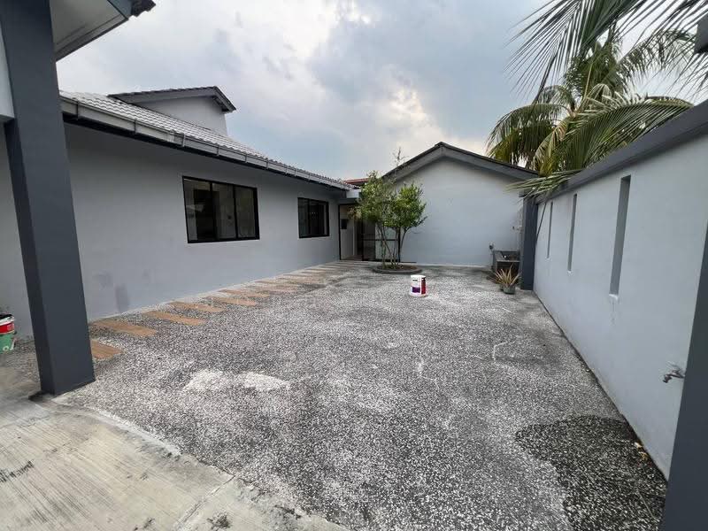 1.5-storey Terraced House for Sale in Taman Molek (Johor Bahru) - Jordan Oh - Exterior - PropertyGuru.com.my