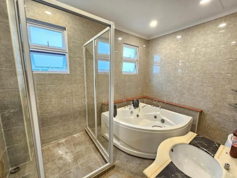 Bungalow House untuk Dijual di Mines Resort City (Seri Kembangan) - Shiqin Saidin - Bathroom - PropertyGuru.com.my