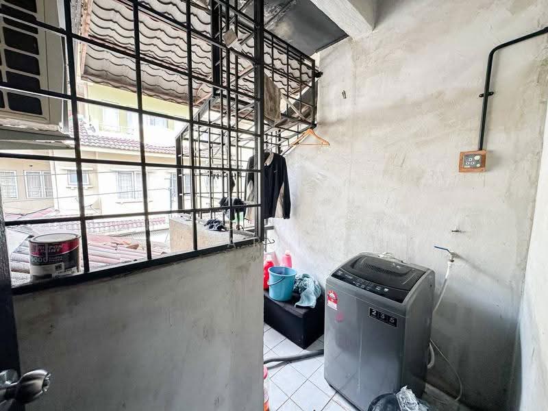 Rumah Bandar untuk Dijual di Seksyen 9 (Shah Alam) - Ahmad Ikhwan Arif - Balcony - PropertyGuru.com.my