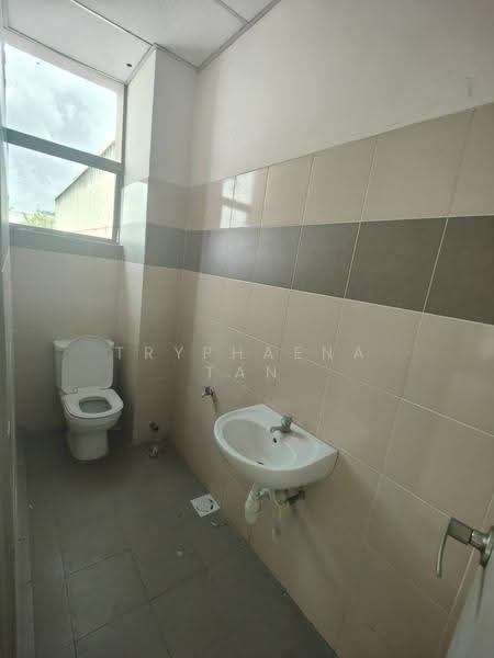 Kilang untuk Disewa di Taman Desa Cemerlang (Ulu Tiram) - Tryphaena Tan - Bathroom - PropertyGuru.com.my