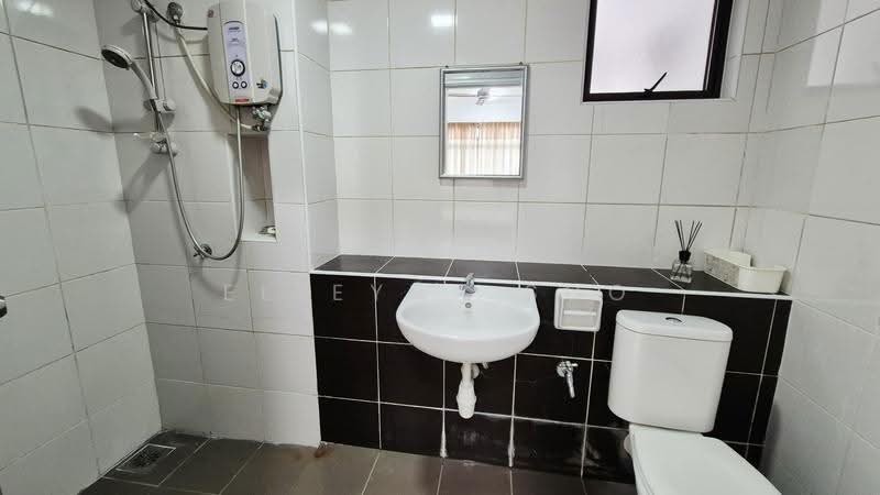 Kediaman Servis untuk Dijual di Sky Gardens Residences - Elleyna Soo - Bathroom - PropertyGuru.com.my