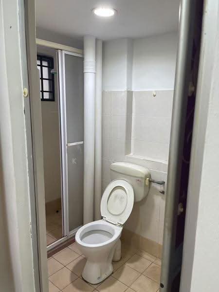 Pangsapuri untuk Disewa di Ixora Apartments - Kelven Tan - Bathroom - PropertyGuru.com.my