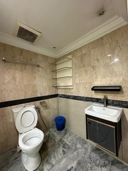 Kediaman Servis untuk Dijual di Fahrenheit 88 (KL Plaza Suites) - CY Khoo - Bathroom - PropertyGuru.com.my