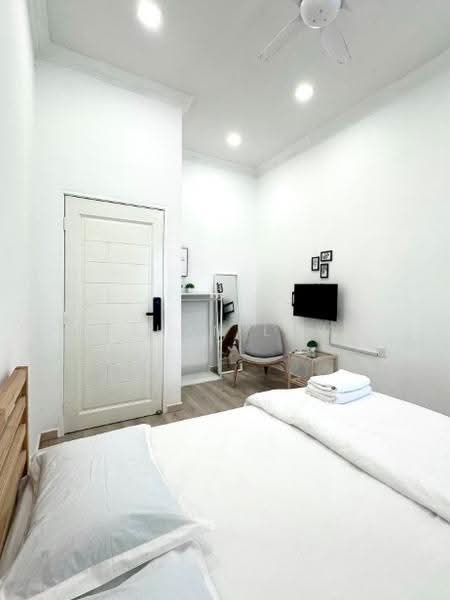 Kediaman Servis untuk Dijual di Parkland Residence - Ethan Low - Bedroom - PropertyGuru.com.my