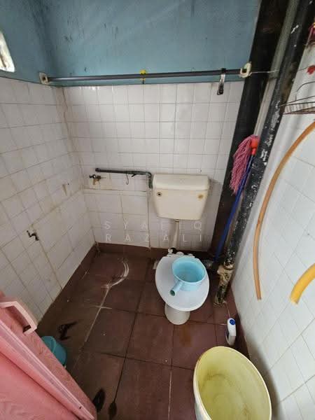 Rumah Flat untuk Disewa di Flat PKNS Seksyen 8 - Syafiq Razali - Bathroom - PropertyGuru.com.my