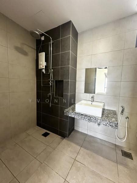 Kediaman Servis untuk Disewa di Luminari - Yvonne Lee - Bathroom - PropertyGuru.com.my
