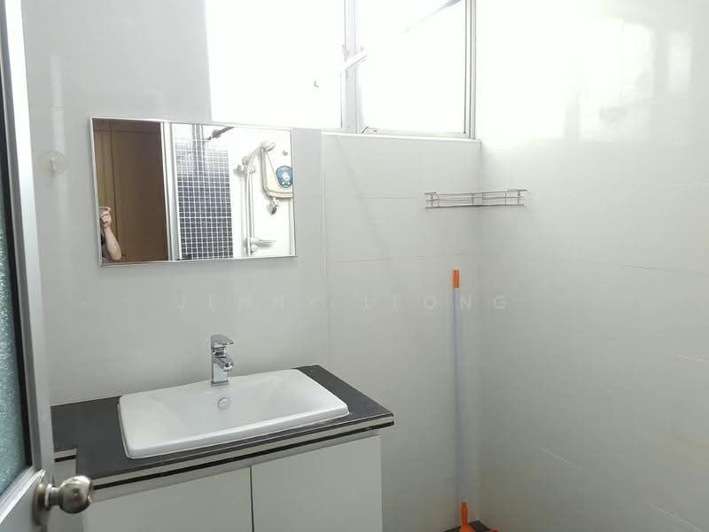 Kondominium untuk Dijual di Leisure Bay Condominium - Jenny Leong - Bathroom - PropertyGuru.com.my